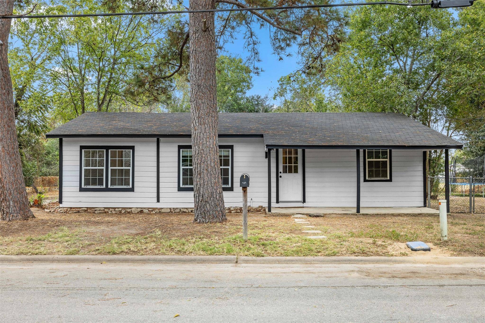 439 W Belton Ave, Rockdale, TX 76567