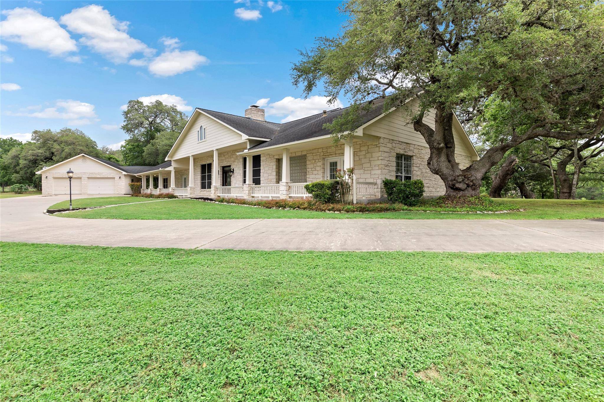 108 Memorial DR, Moulton, TX 77975