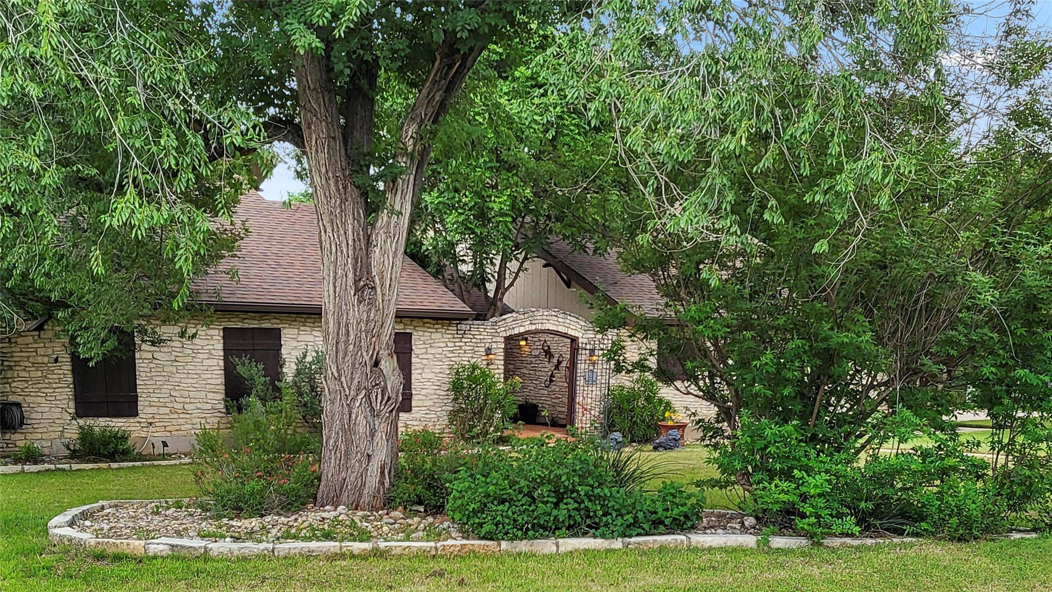 2505 Hilltop ST, Round Rock, TX 78681