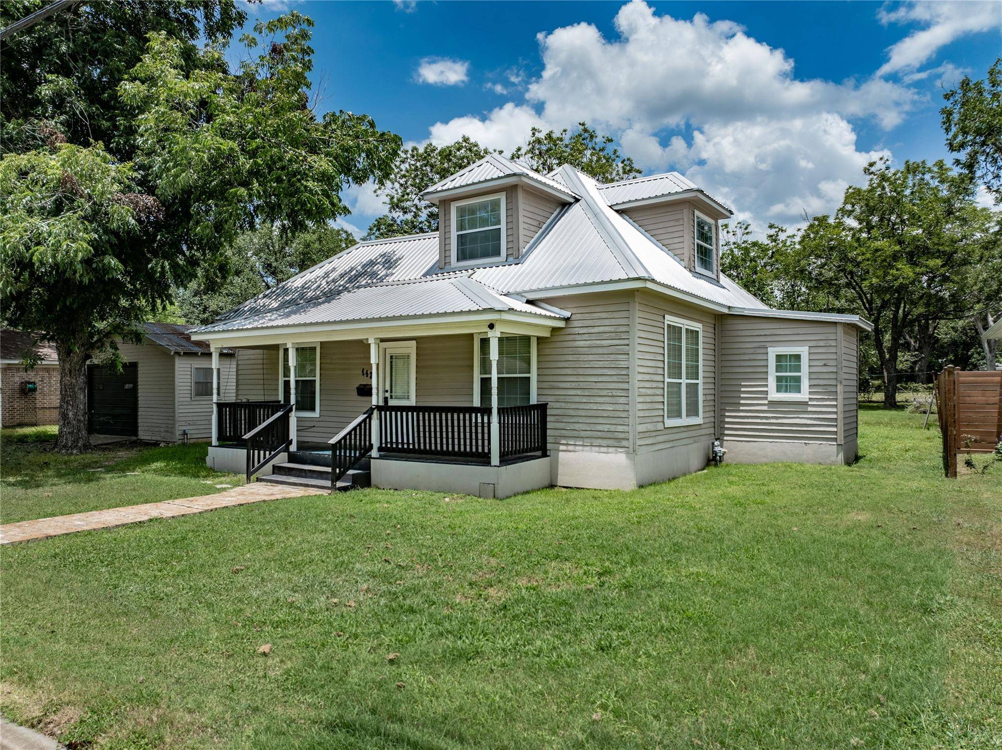 443 S Madison ST, La Grange, TX 78945