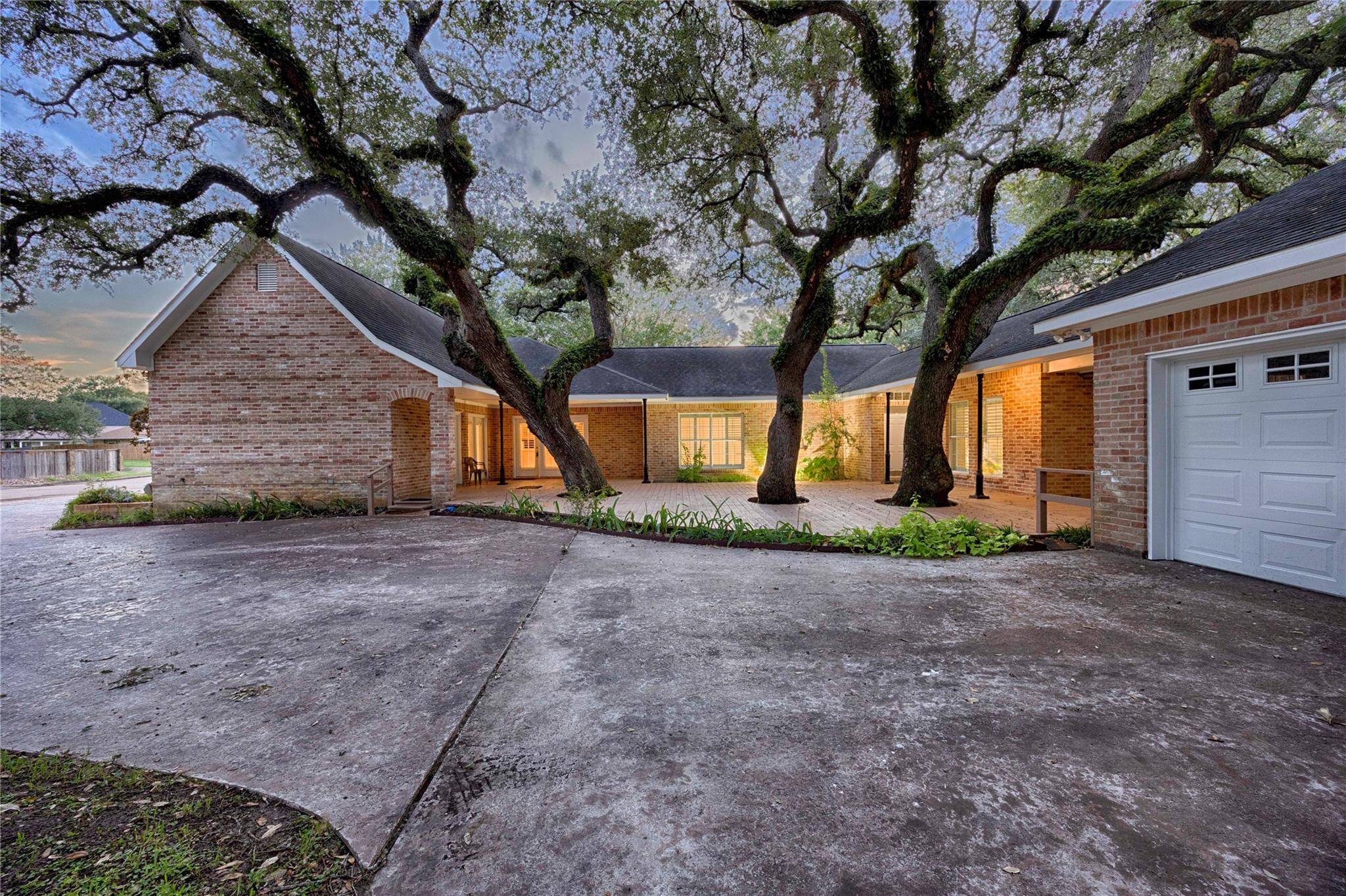102 Creek Bend LN, Columbus, TX 78934