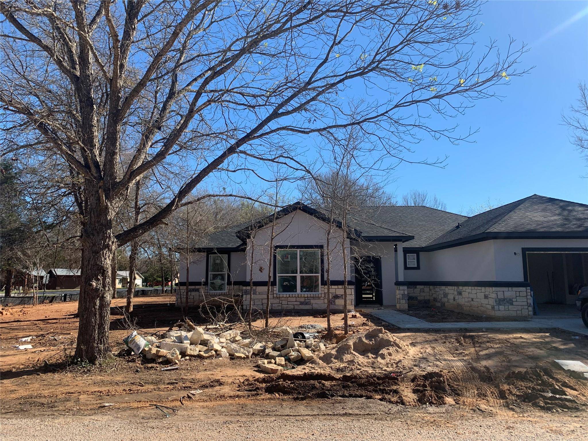105 Pahoa LN, Bastrop, TX 78602