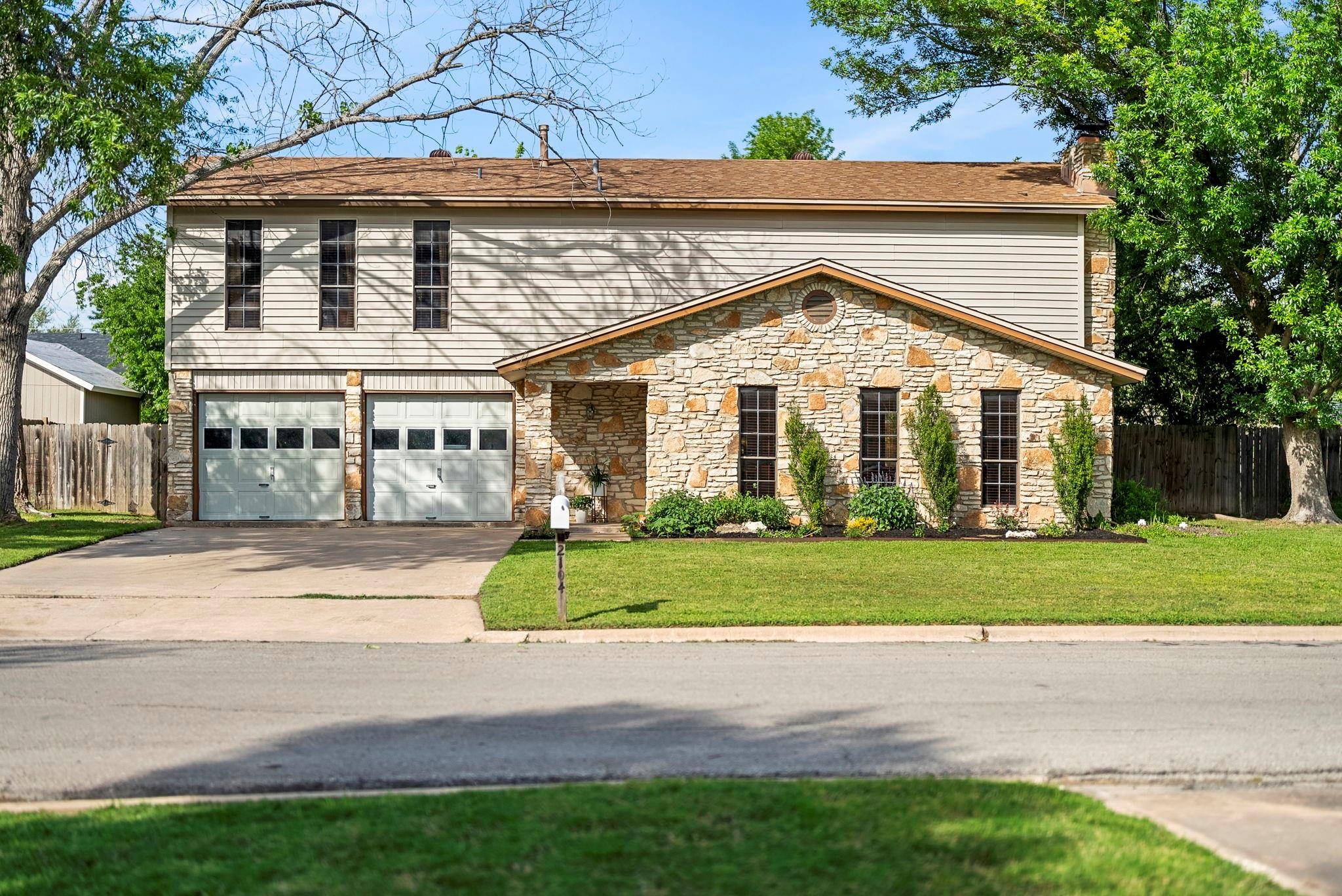 2104 Donna DR, Taylor, TX 76574