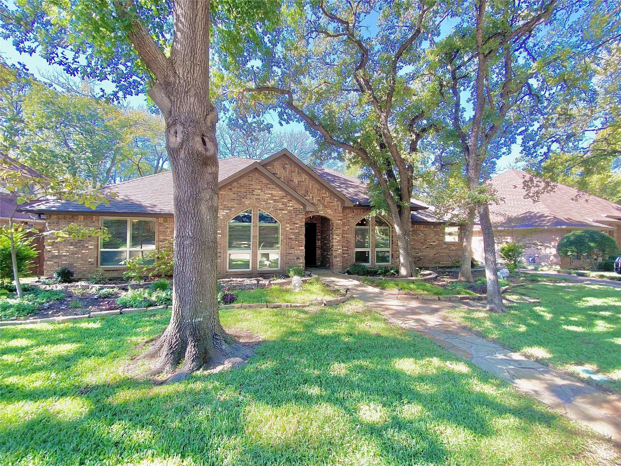 5702 Royal Club DR, Arlington, TX 76017