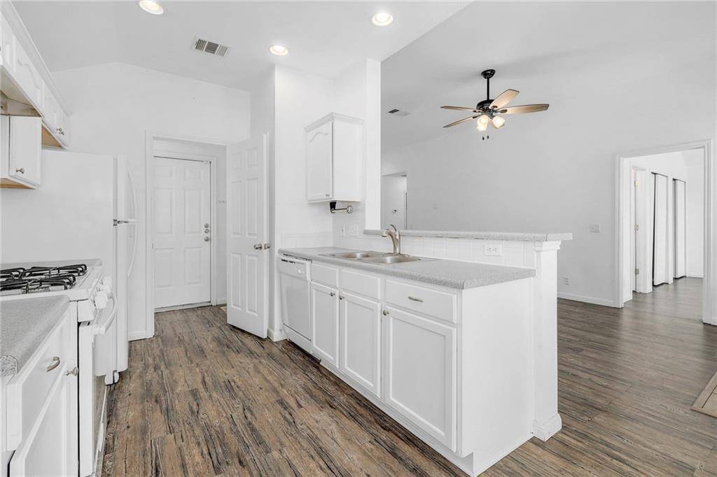 106 Lightfoot CT, Hutto, TX 78634
