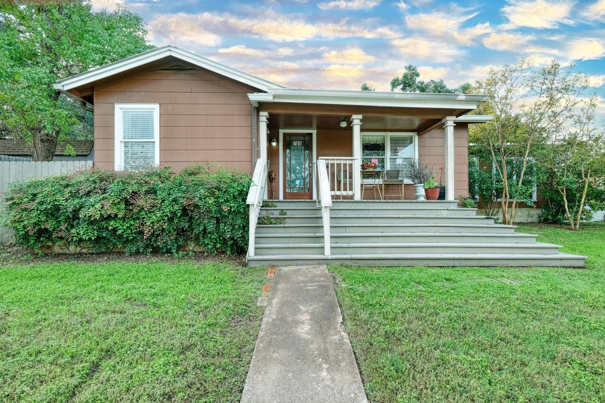705 Pecan Ave, Round Rock, TX 78664
