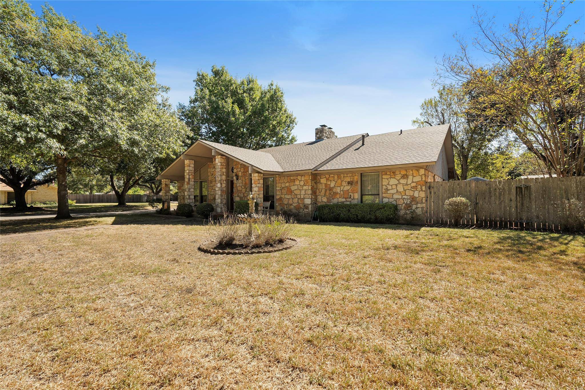 2201 Willow LN, Taylor, TX 76574