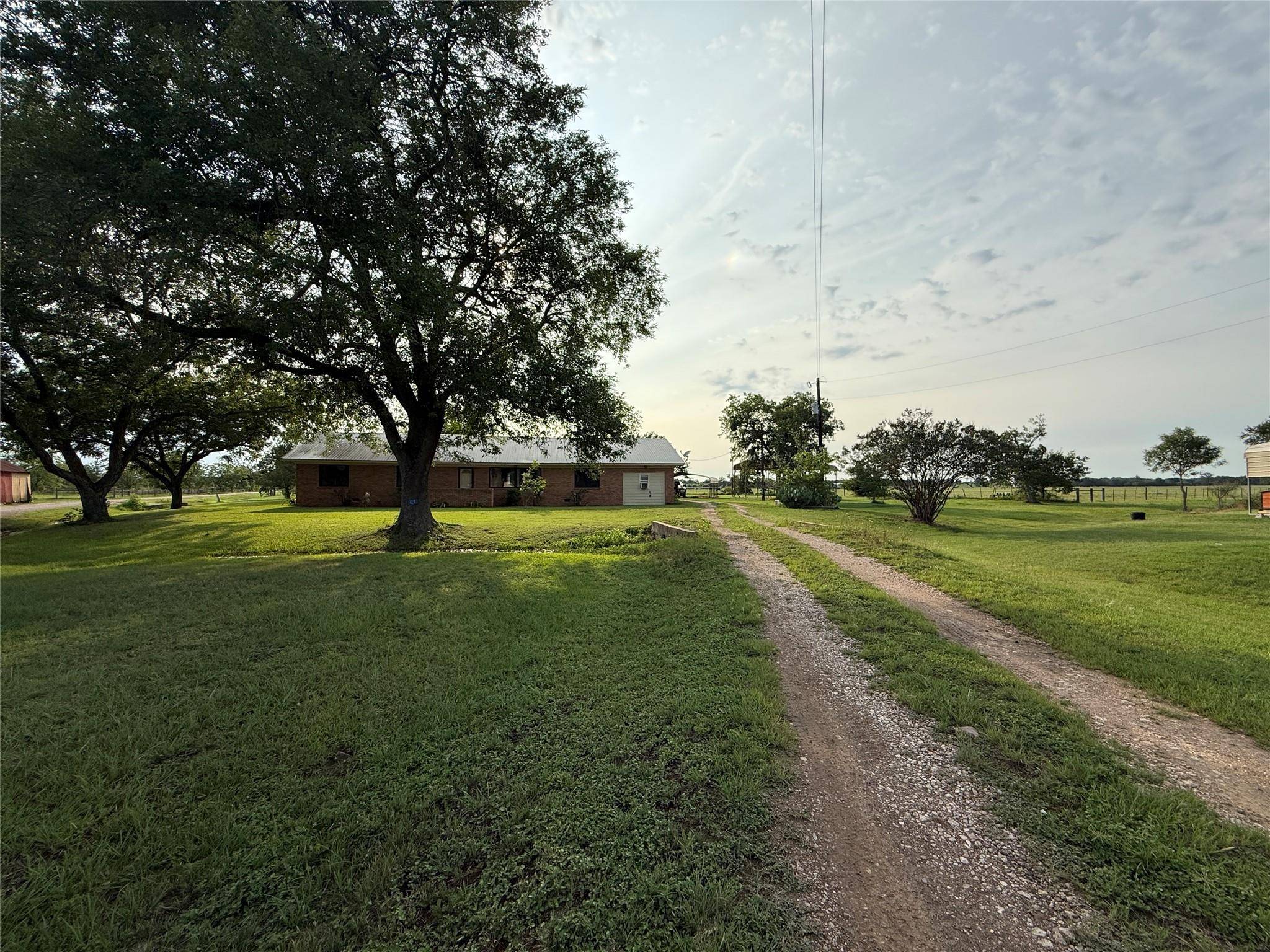 429 Camelback RD, La Grange, TX 78945