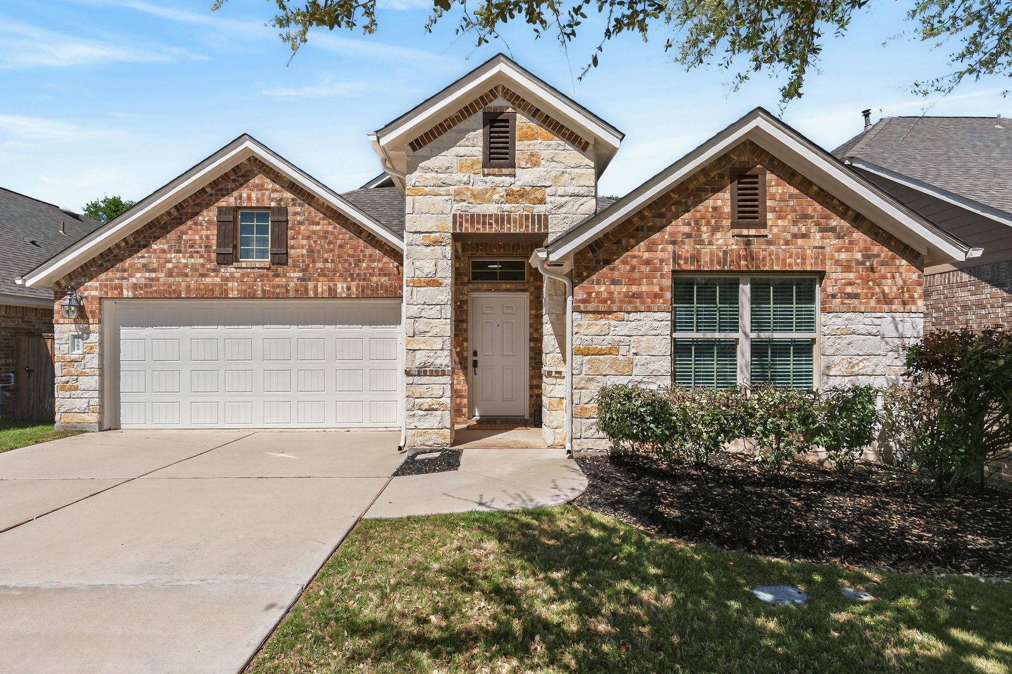 1665 Oyster CRK, Buda, TX 78610