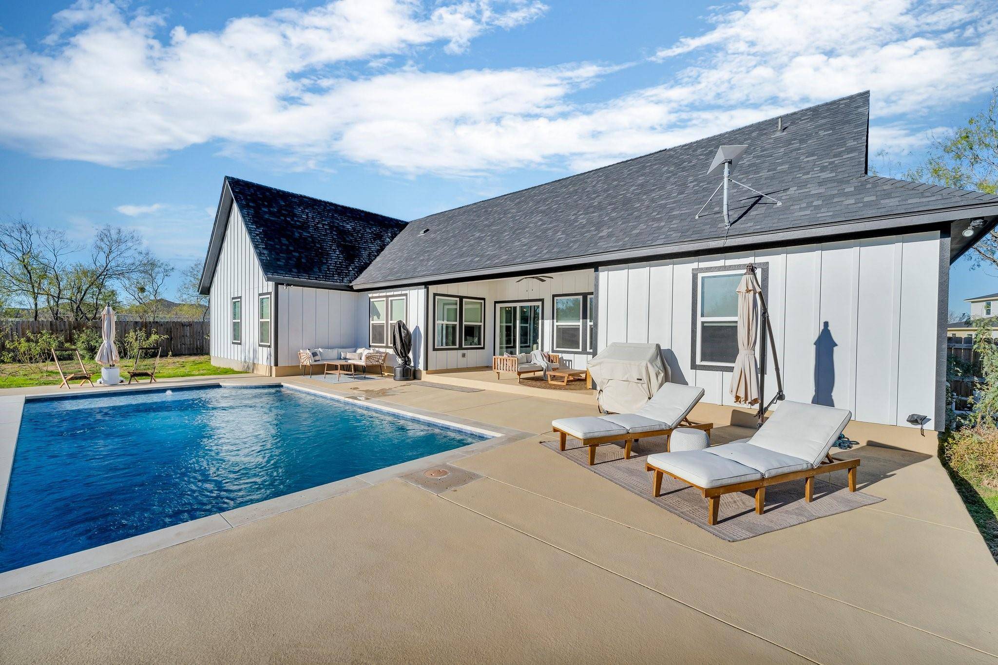 129 Blushing DR, Cedar Creek, TX 78612