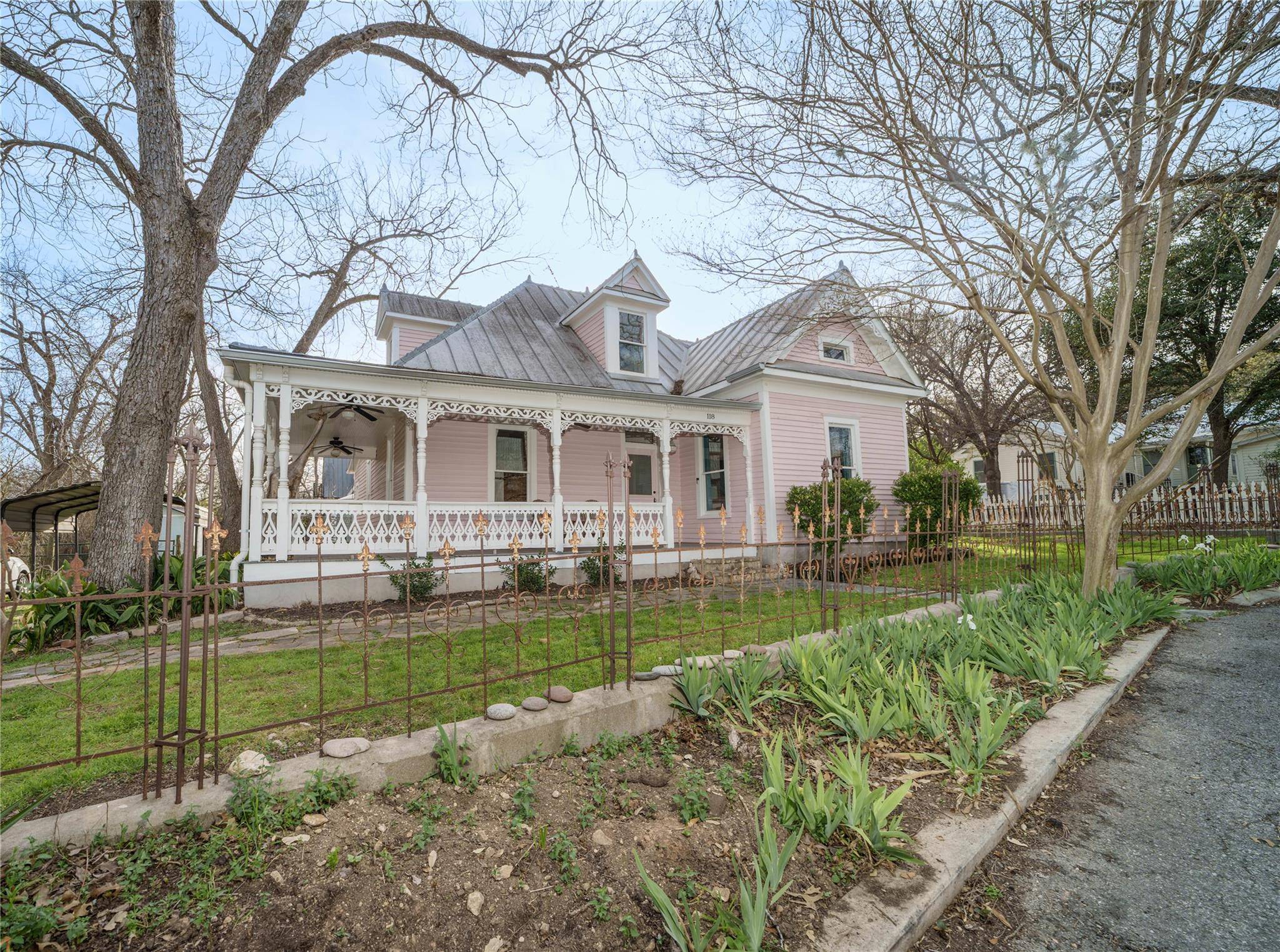 118 S Mitchell ST, San Marcos, TX 78666
