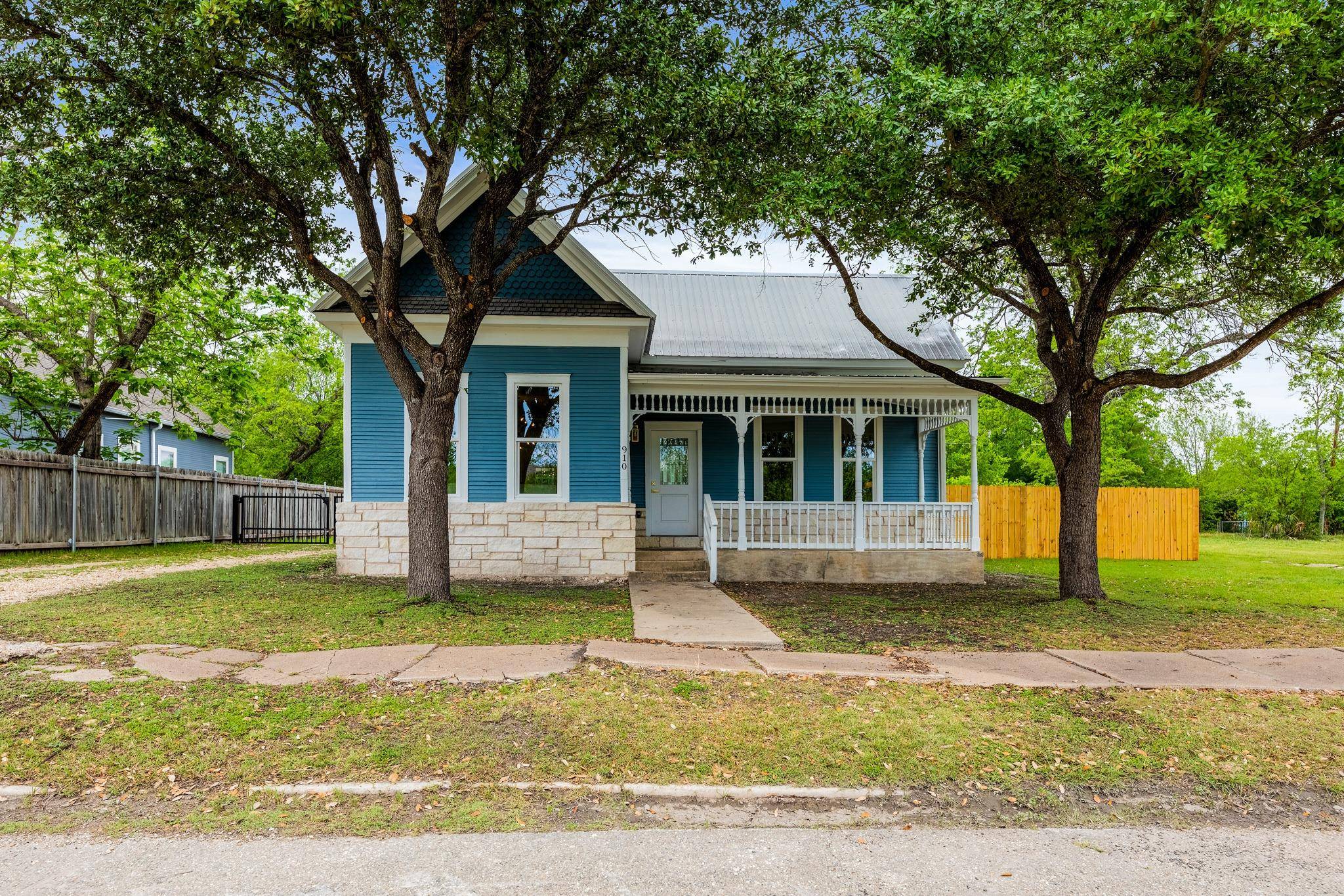 910 W 4th ST, Taylor, TX 76574