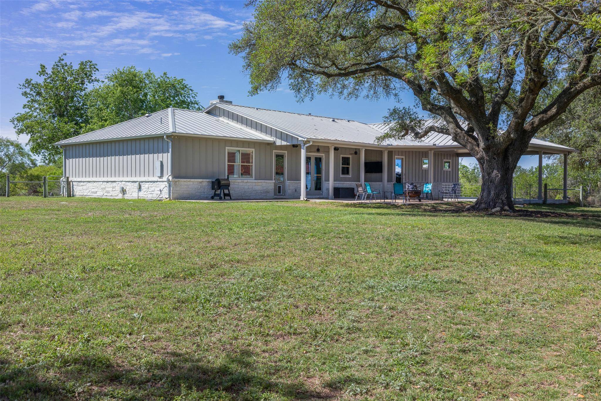 2345 Frank RD, La Grange, TX 78945