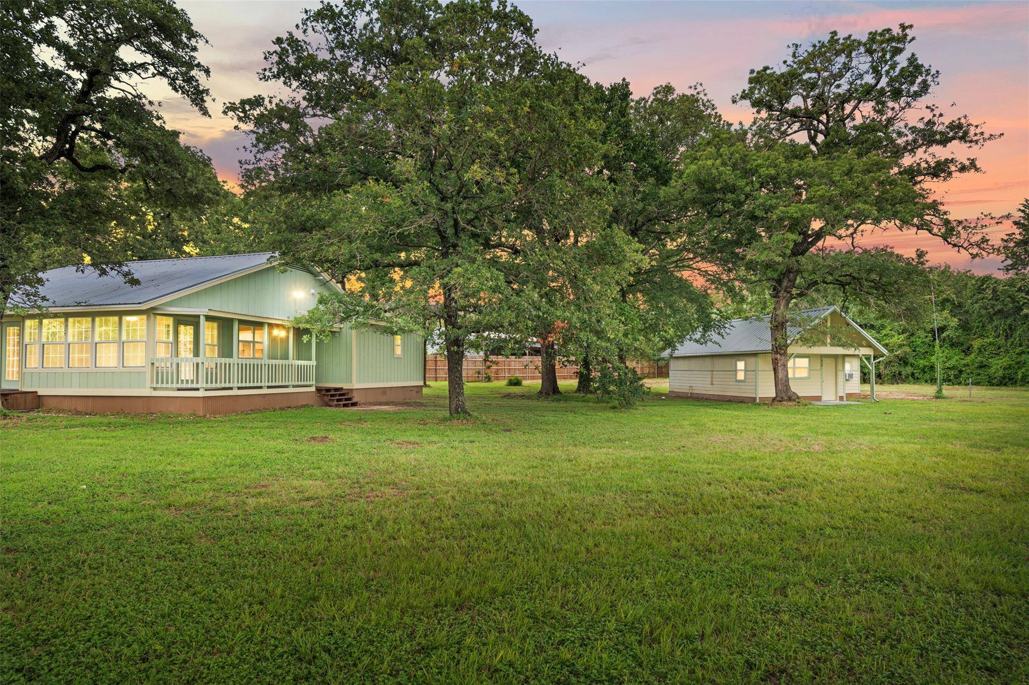 940 Perry LN, Thorndale, TX 76577