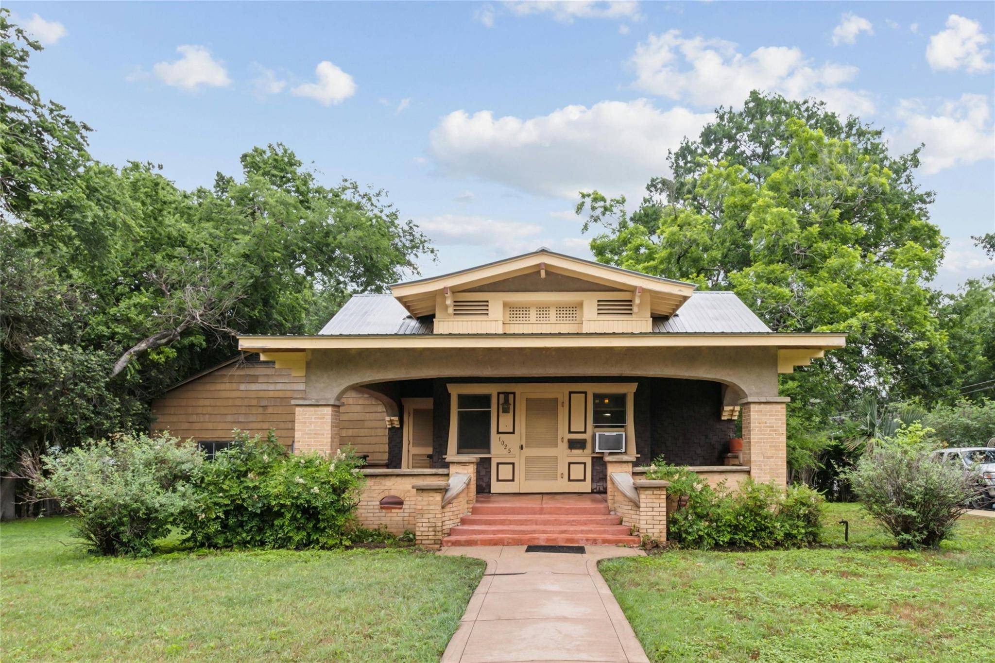 1025 W Hopkins ST, San Marcos, TX 78666