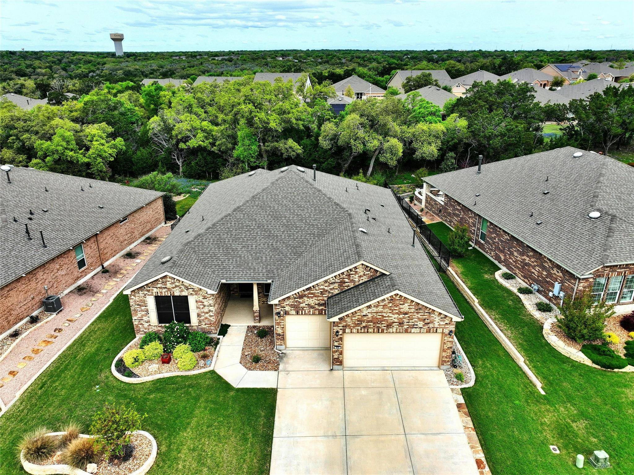 900 Holiday Creek LN, Georgetown, TX 78633