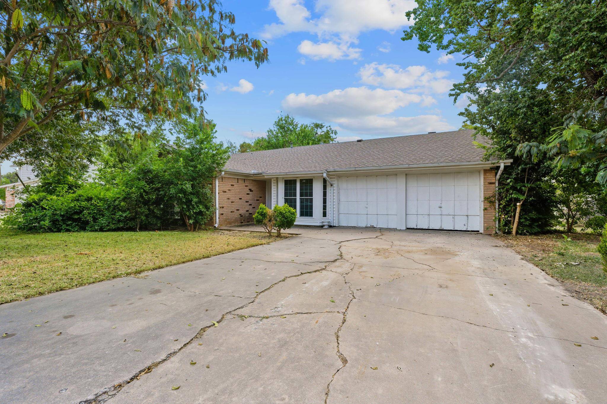 2405 Grace ST, Taylor, TX 76574