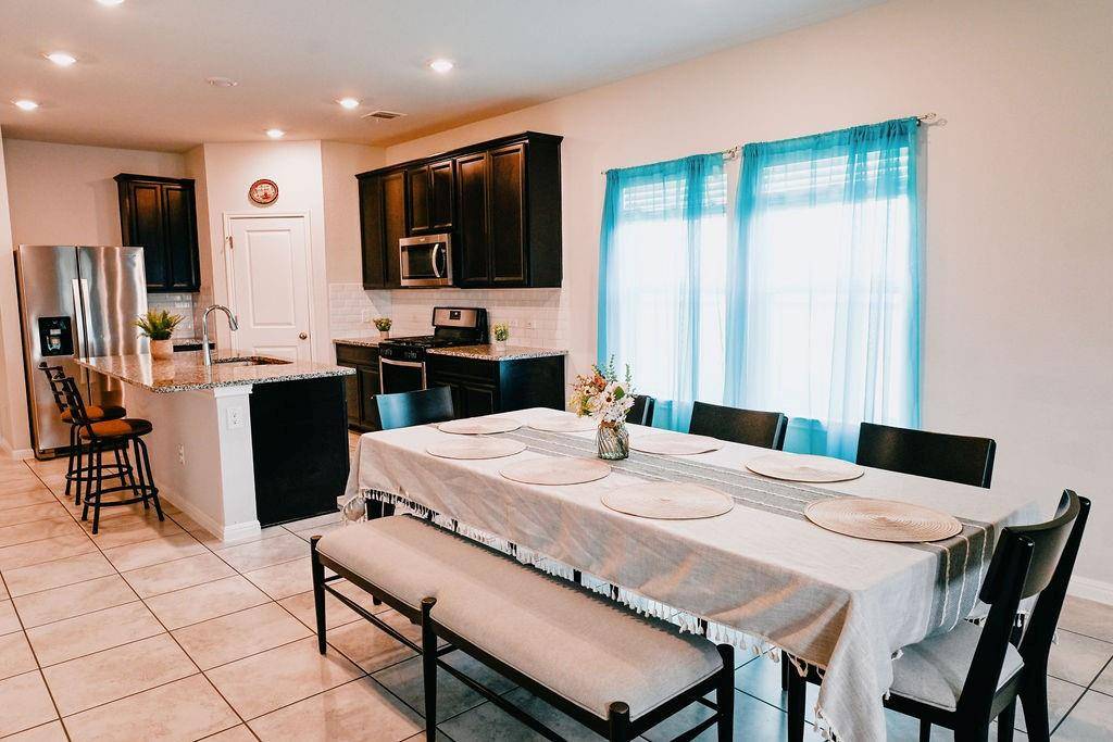 404 Autumn Leaf RD, Hutto, TX 78634