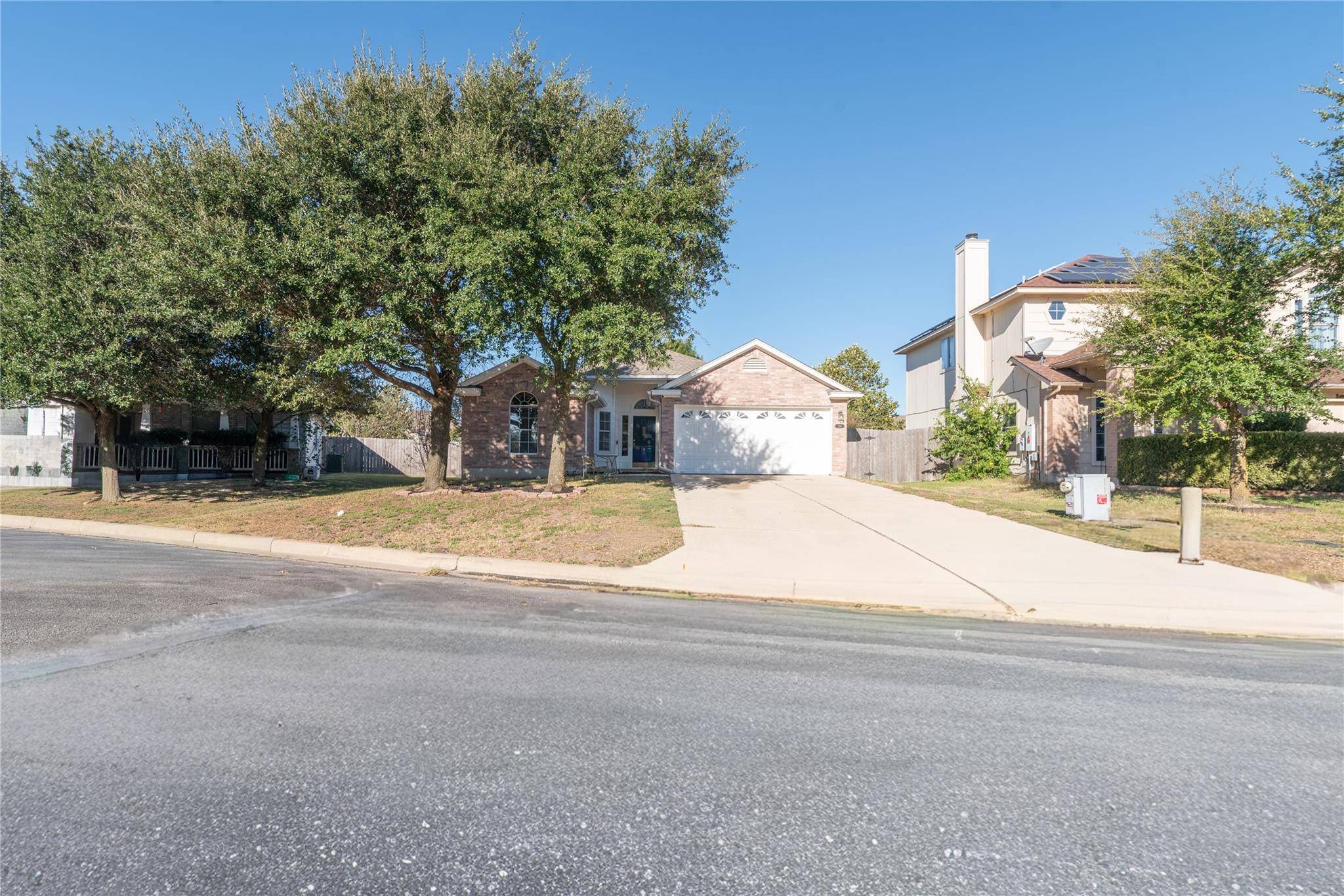 216 Brickyard LN, Jarrell, TX 76537