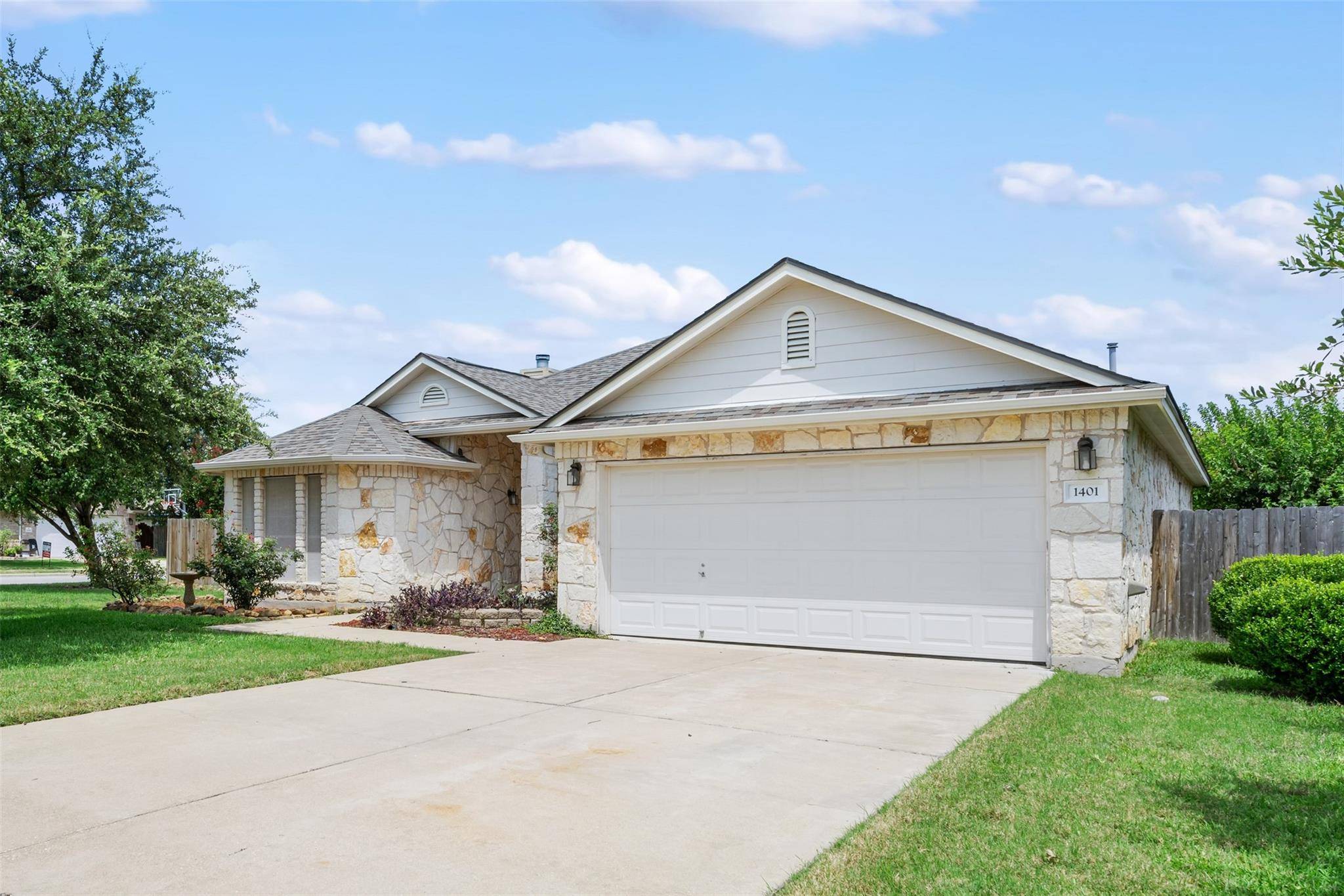 1401 Pearsall LN, Hutto, TX 78634