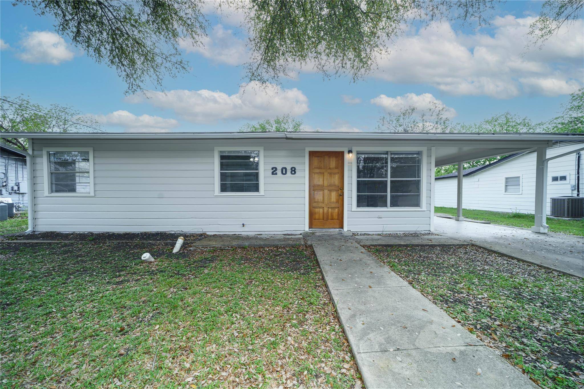 208 Oakdale DR, San Marcos, TX 78666