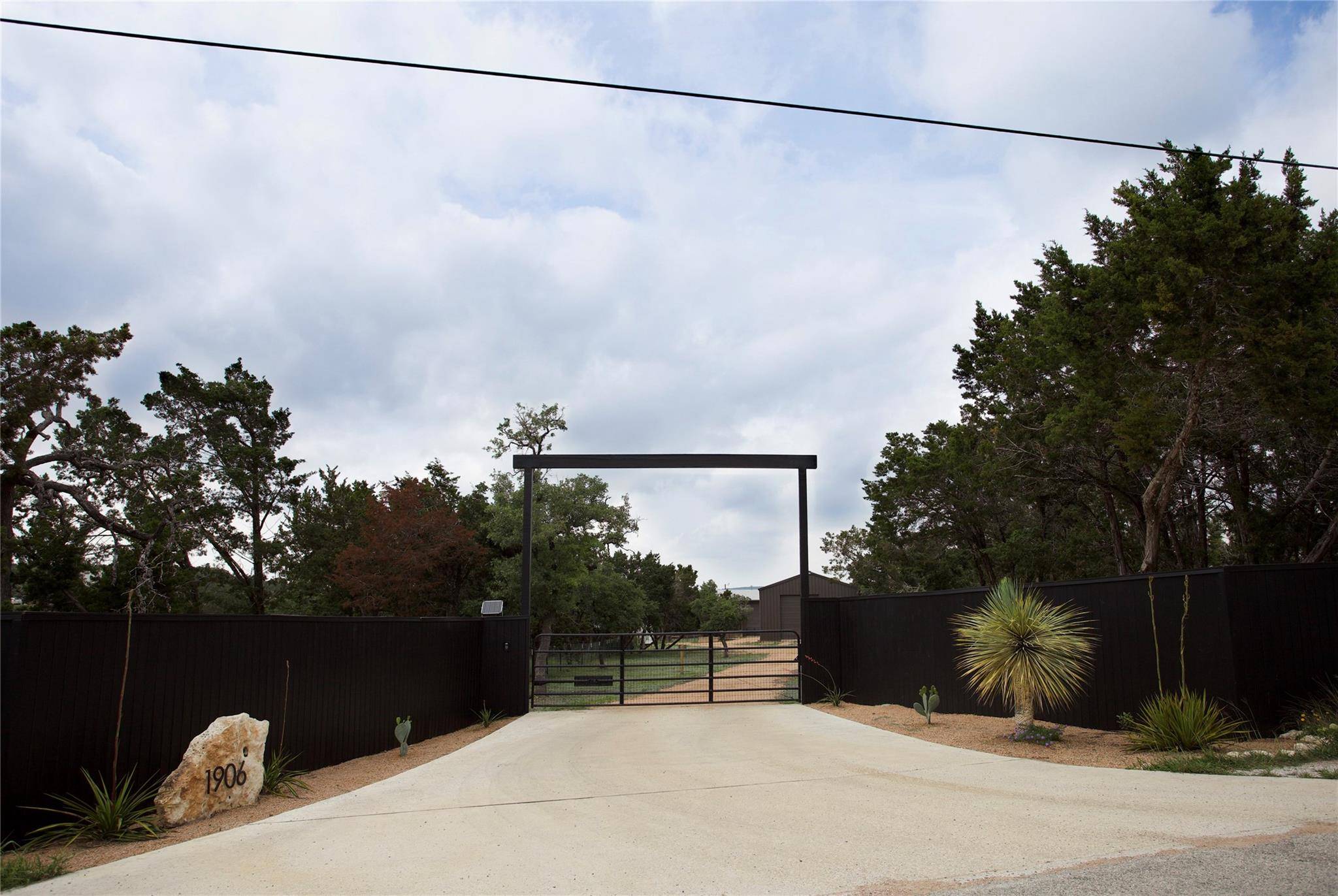 1906 Prochnow RD, Dripping Springs, TX 78620