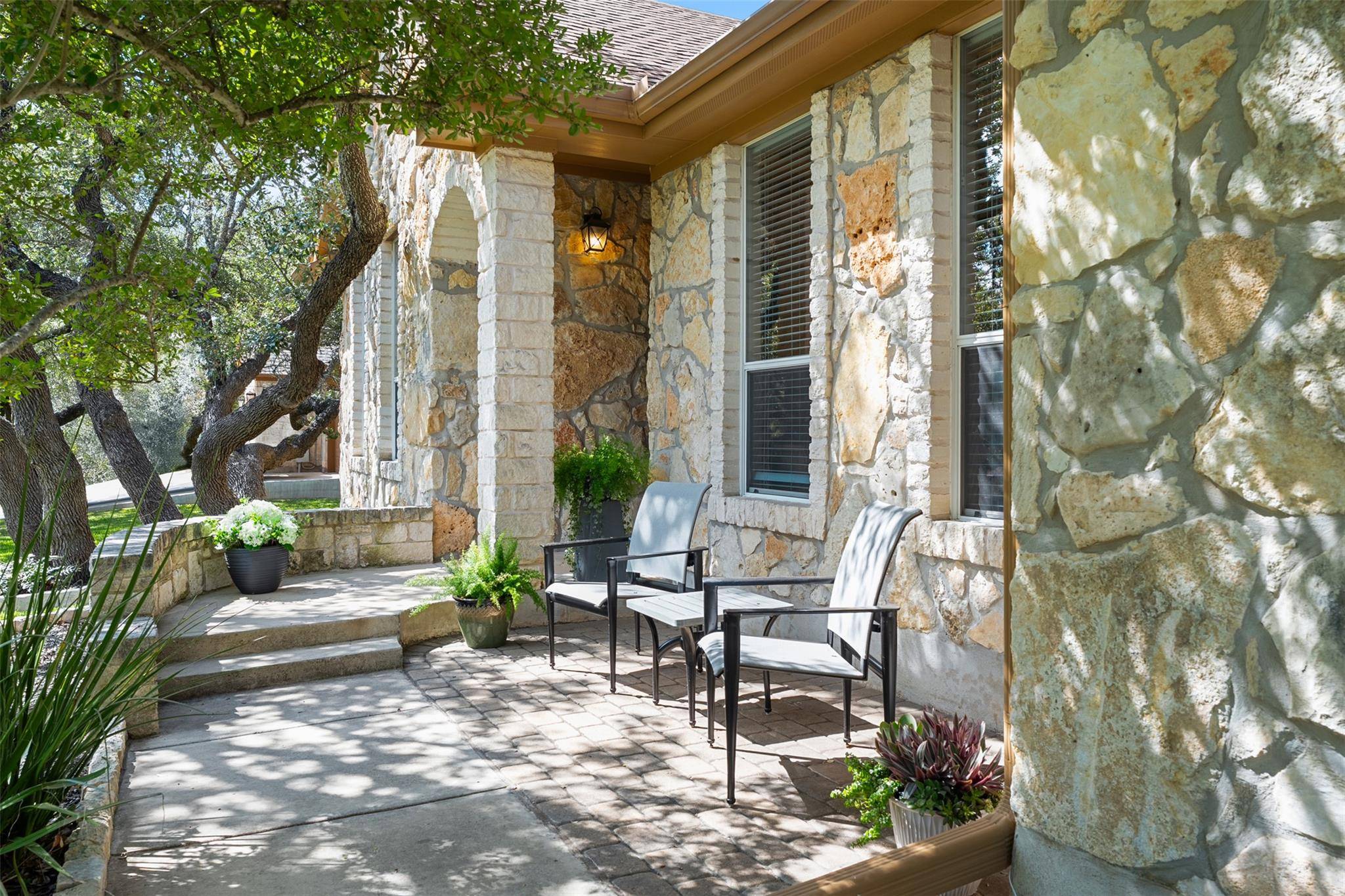 807 Meadow Oaks DR, Dripping Springs, TX 78620