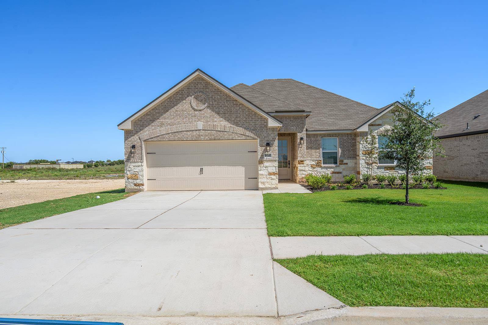 513 W Luna Blue LN, Jarrell, TX 76537