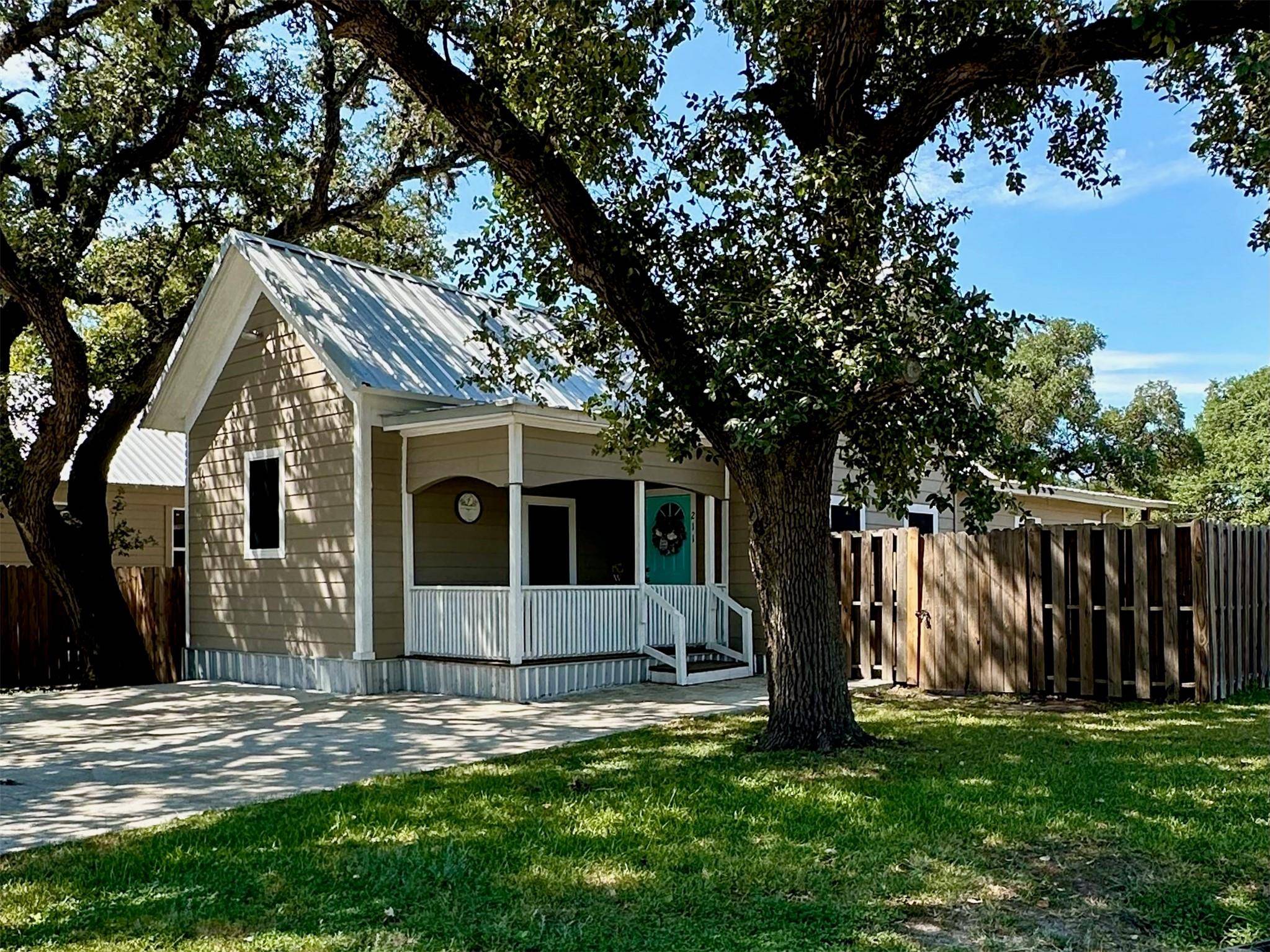 211 E Hugo ST, Yoakum, TX 77995