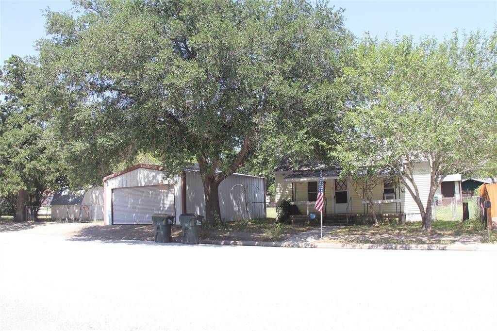 650 S Leon ST, Giddings, TX 78942