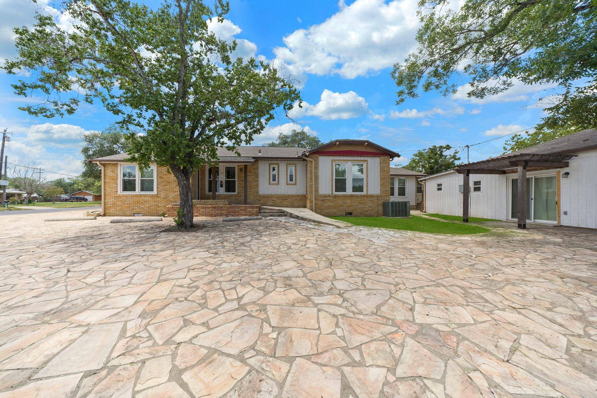 103 N Bryant ST, Pleasanton, TX 78064