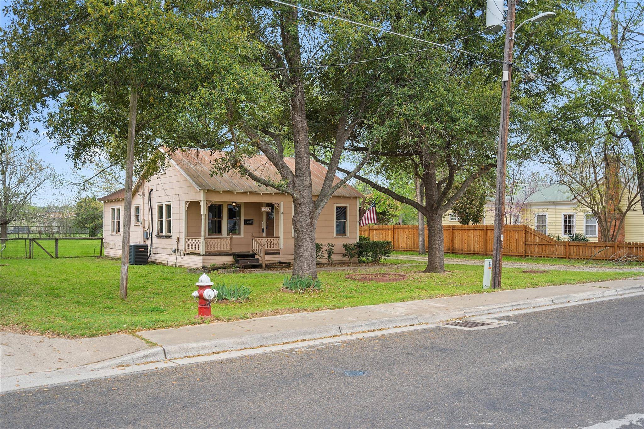 1709 Pecan ST, Bastrop, TX 78602