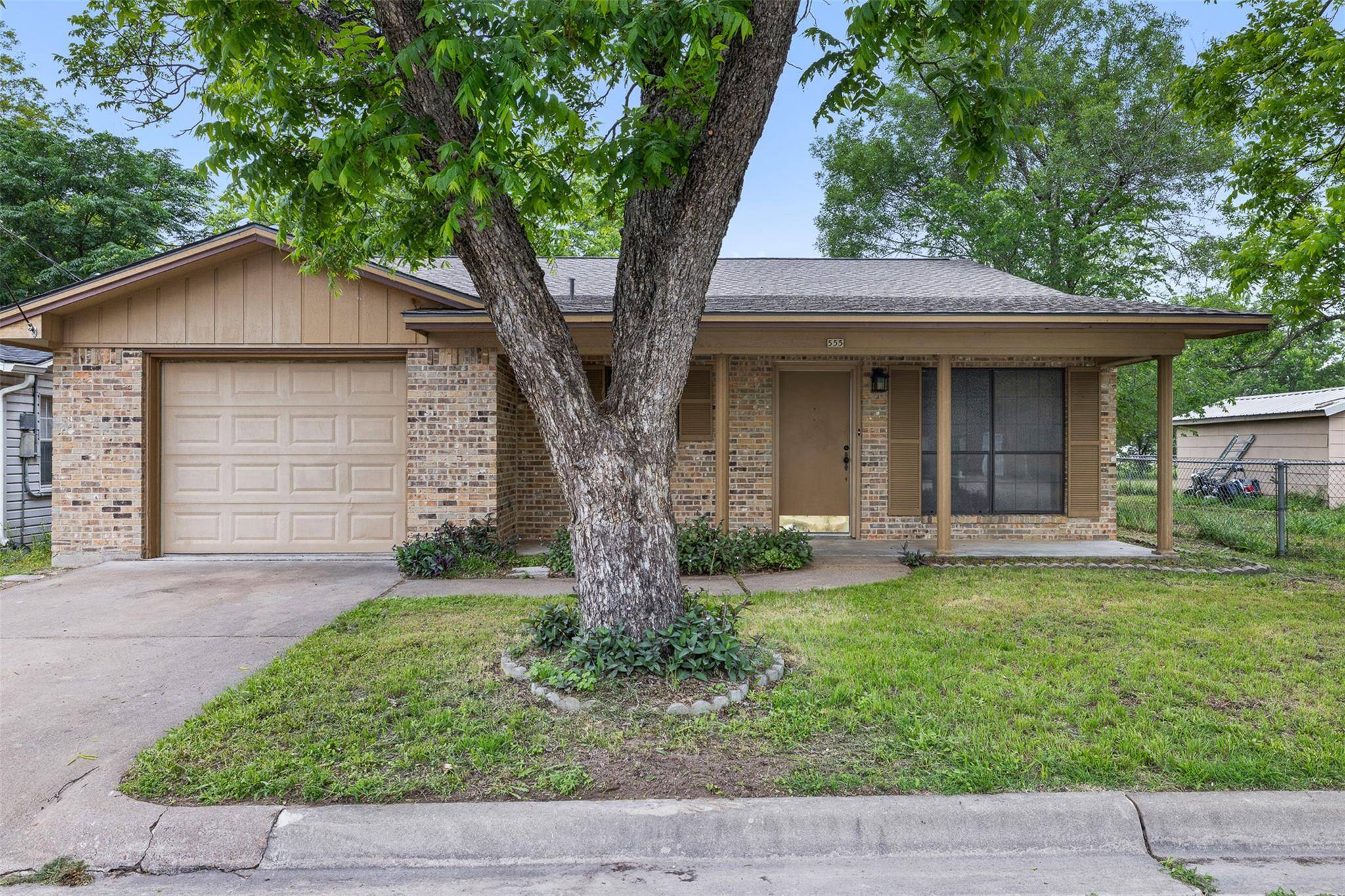 555 E Houston ST, Giddings, TX 78942