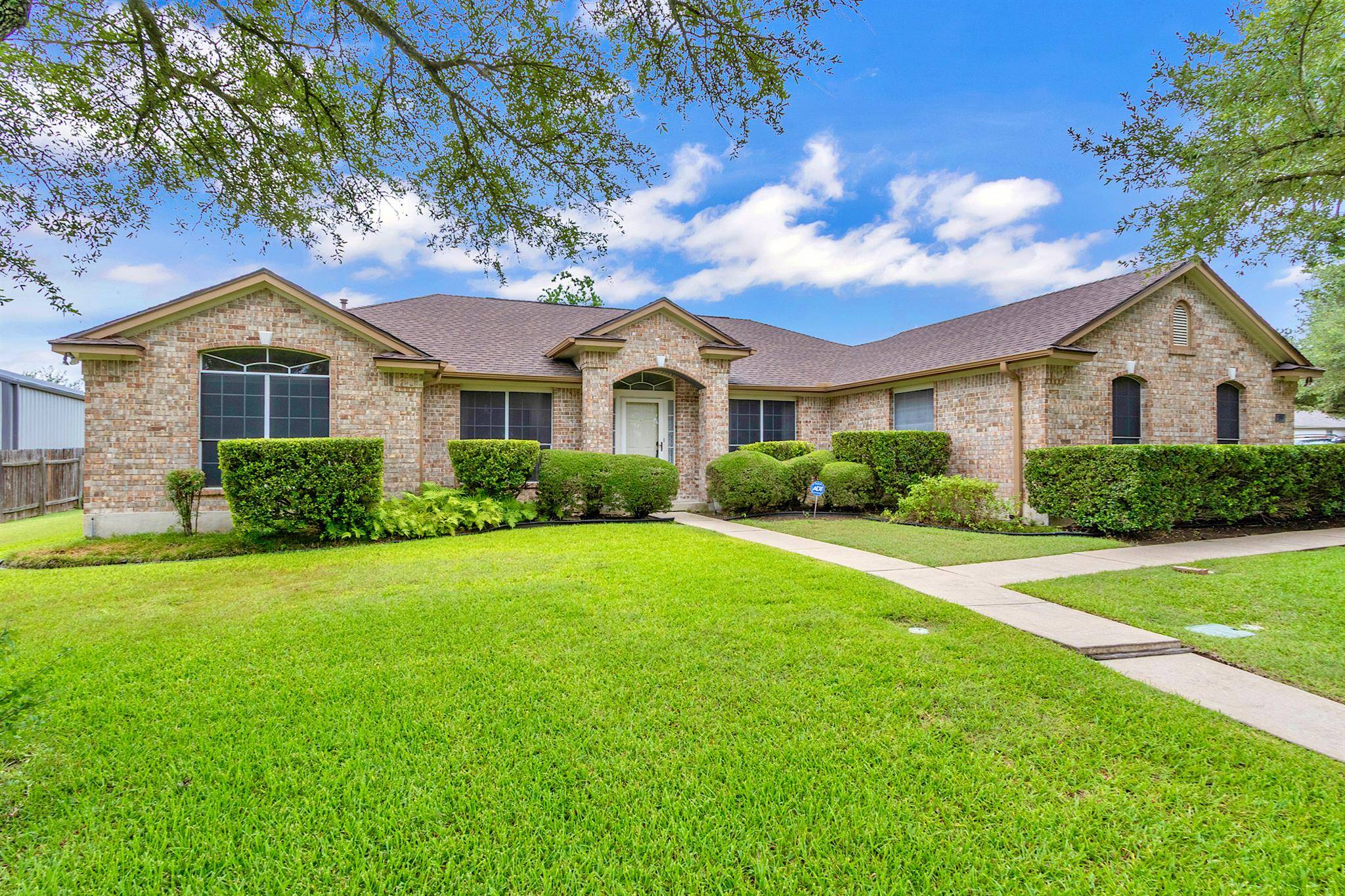100 Adelfa DR, Round Rock, TX 78664