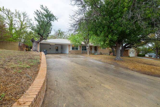 1305 W 1st ST, Lampasas, TX 76550
