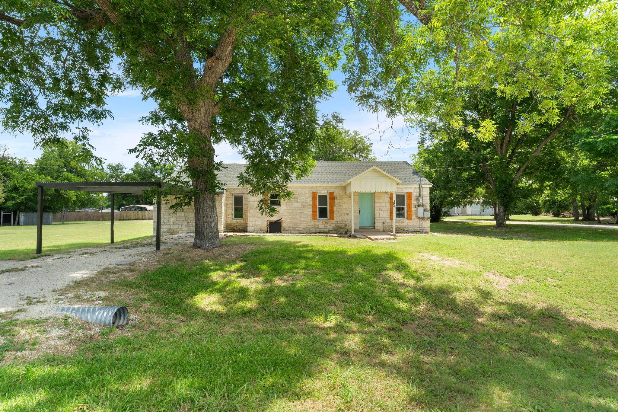 307 Crockett ST, Holland, TX 76534
