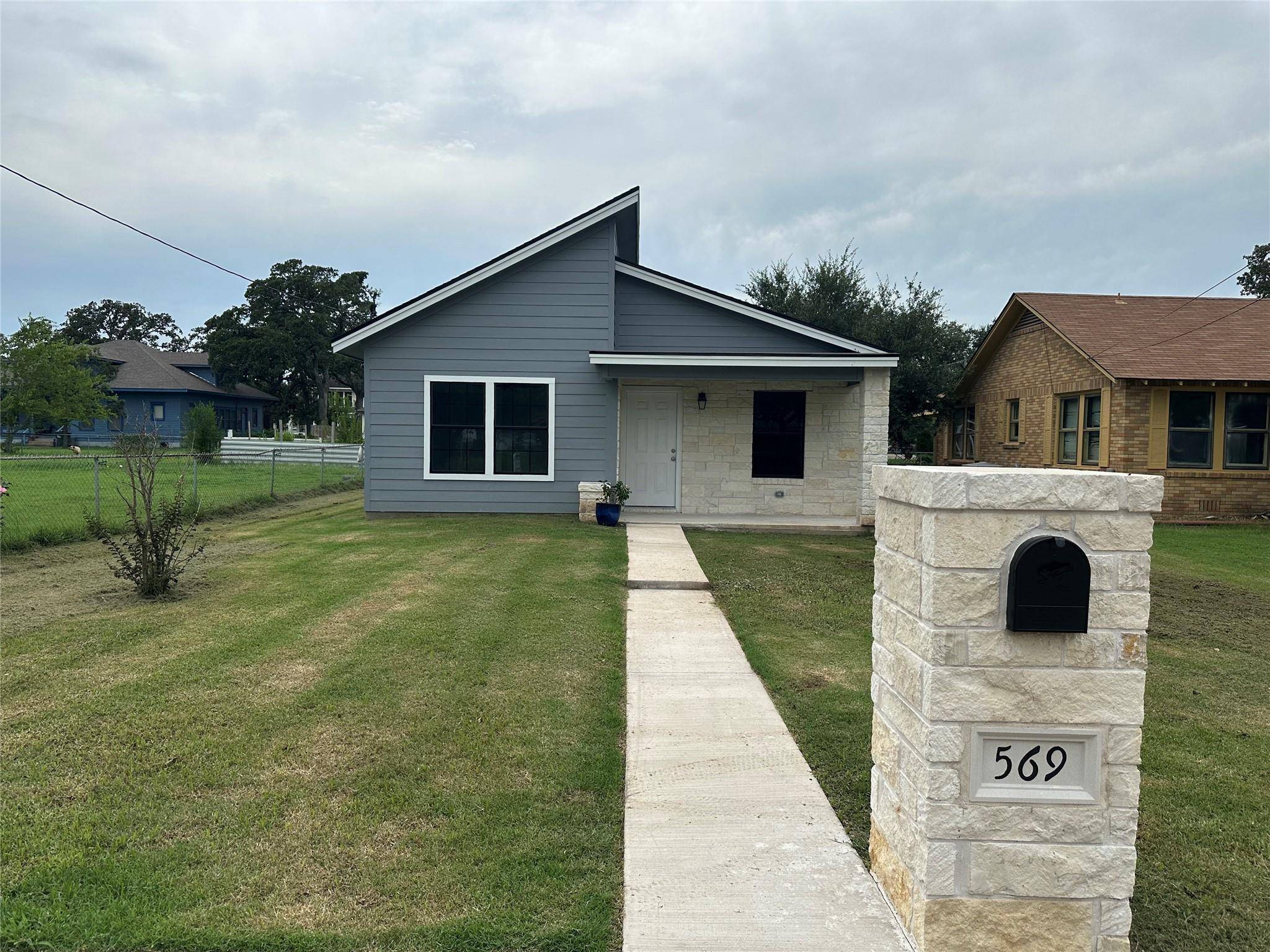 569 N Chambers ST, Giddings, TX 78942