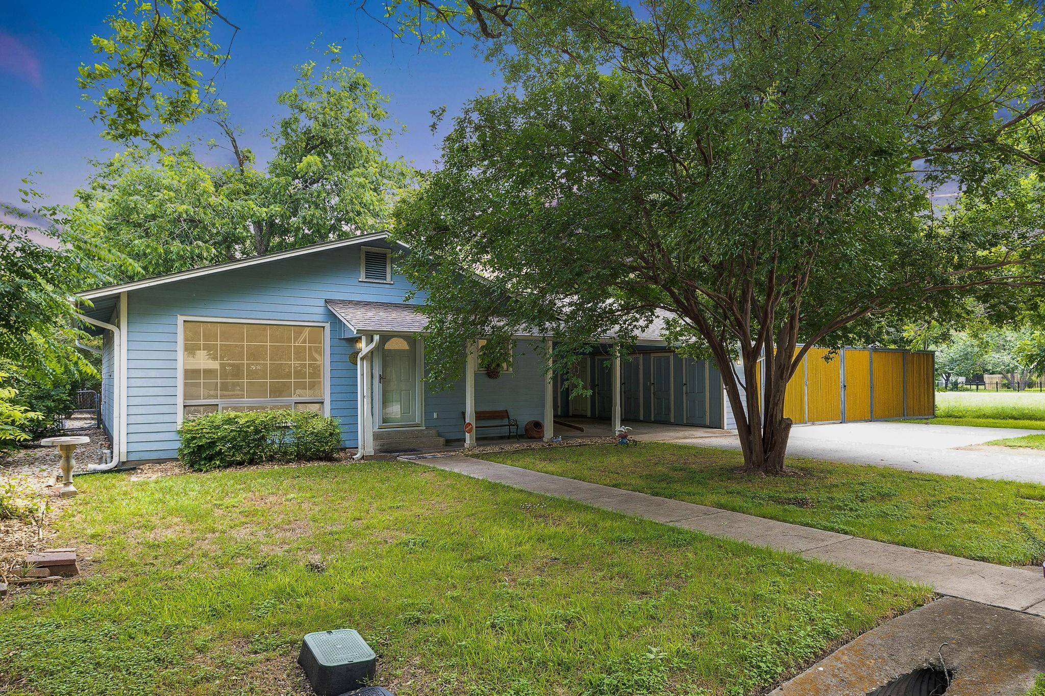 109 W Live Oak ST, Hutto, TX 78634