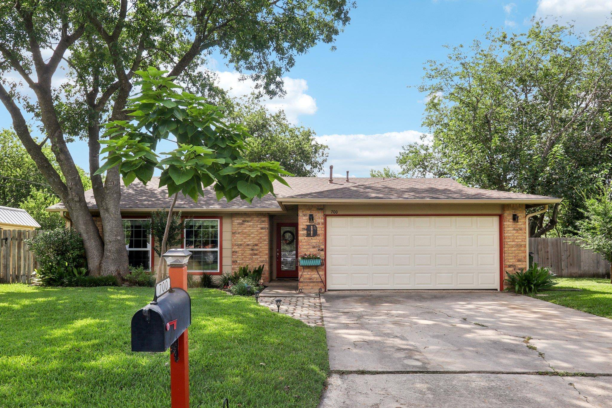 700 Dunman DR, Georgetown, TX 78628