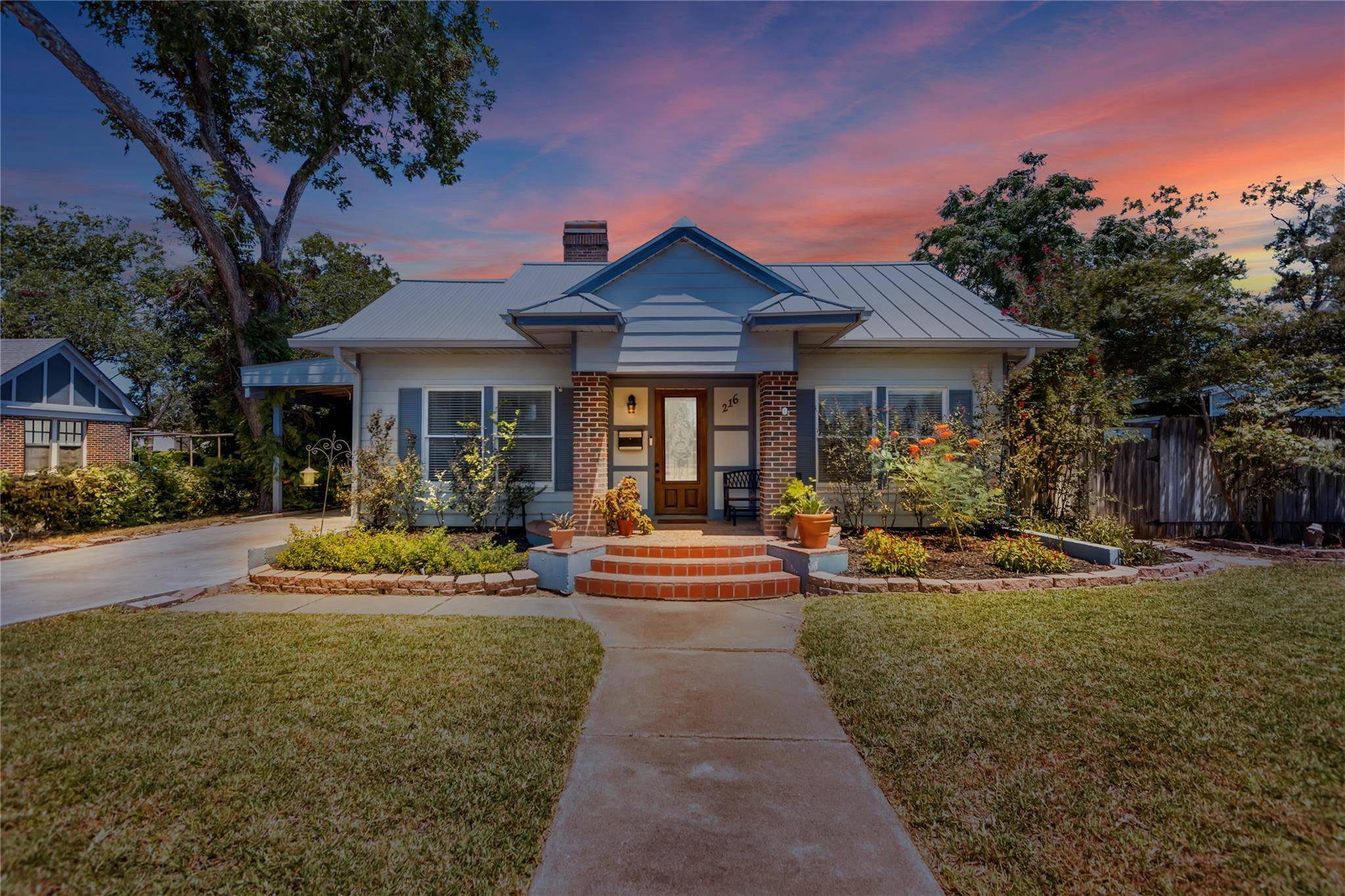 216 E Cedar ST, Seguin, TX 78155