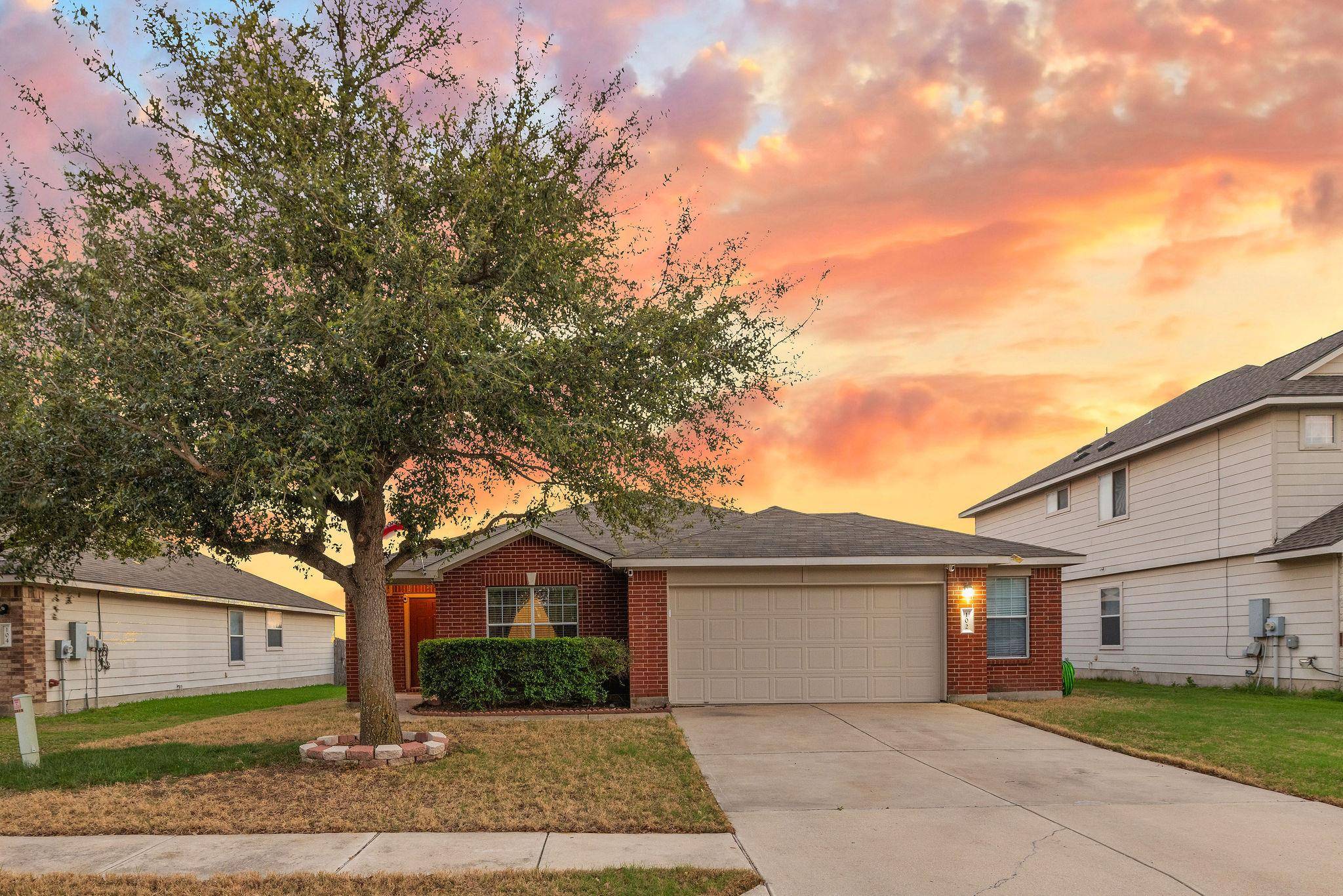 102 Camellia DR, Hutto, TX 78634