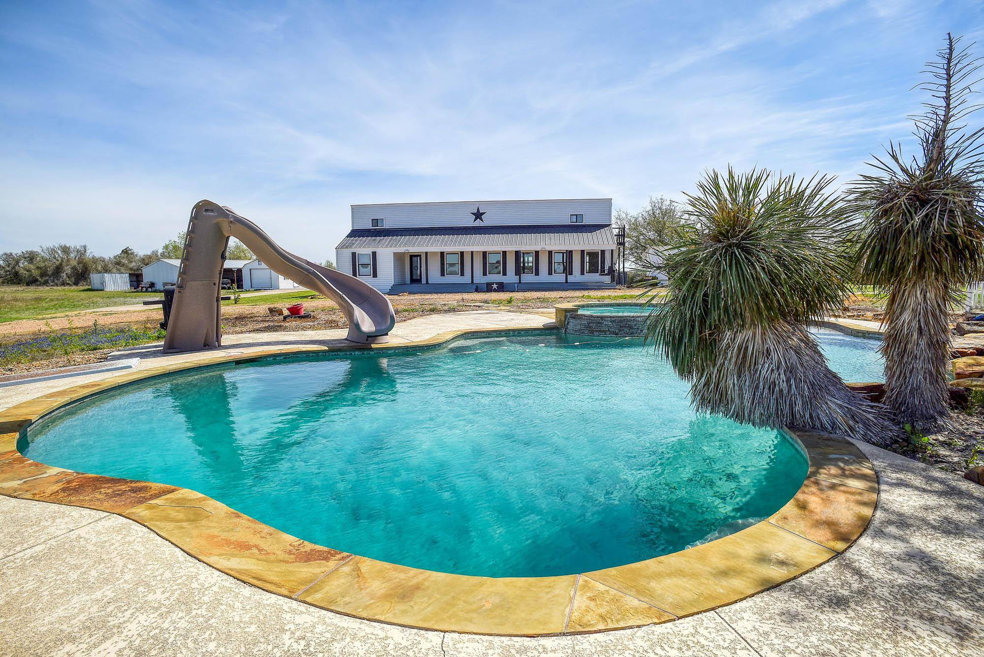 4165 Pin Oak RD, Muldoon, TX 78949