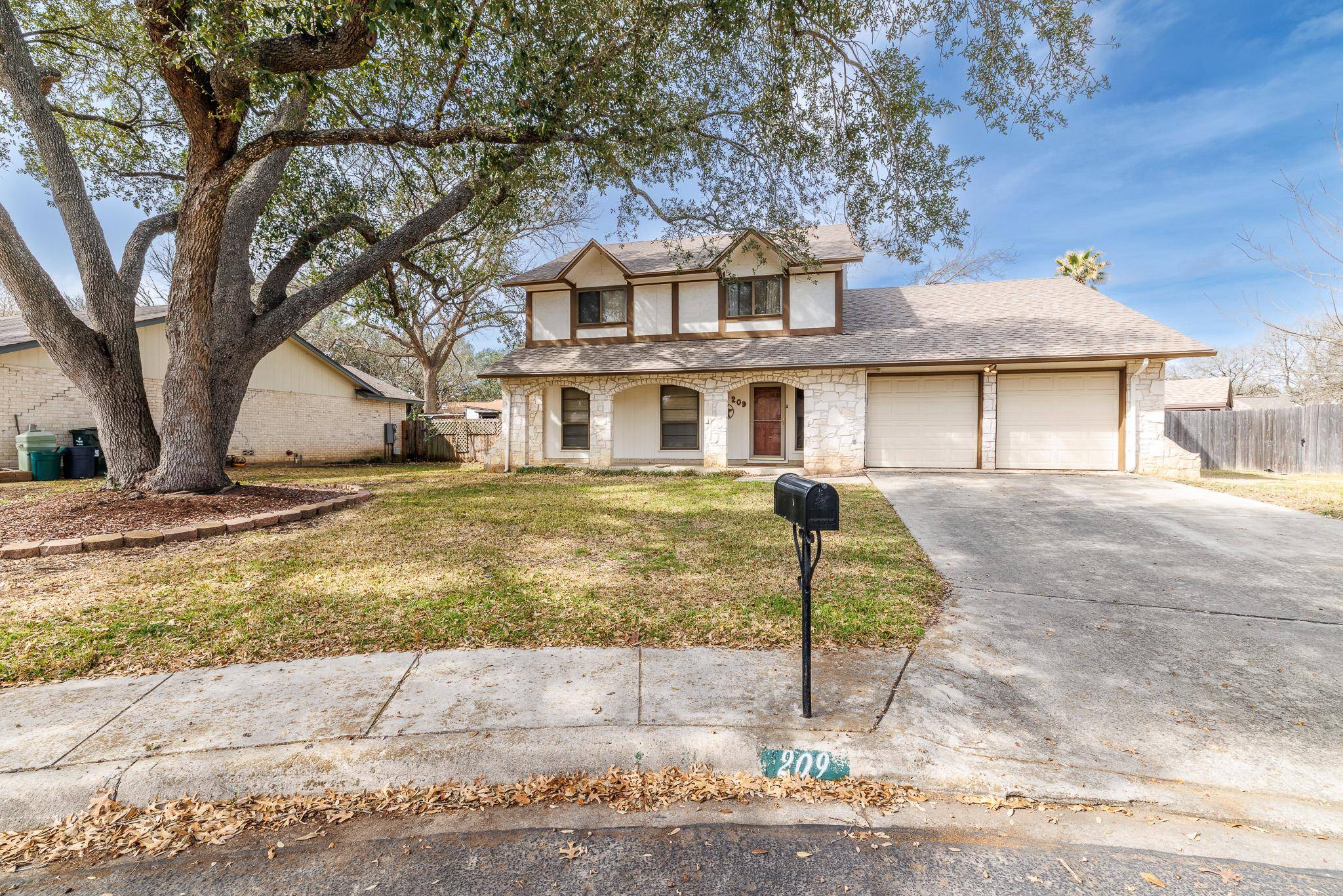 209 Coventry LN, Seguin, TX 78155