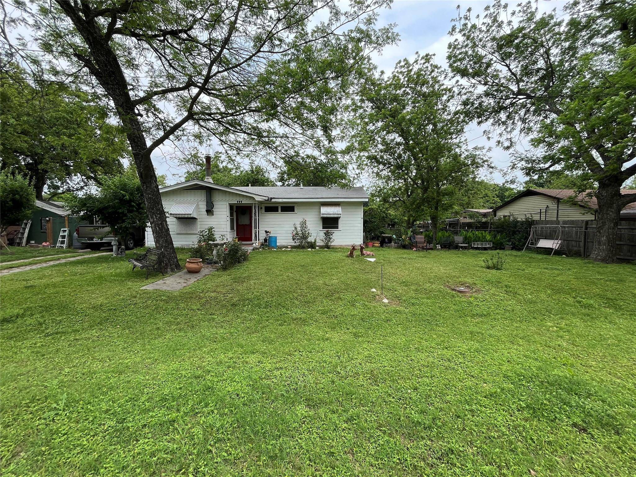 207 S 2nd ST, Thorndale, TX 76577
