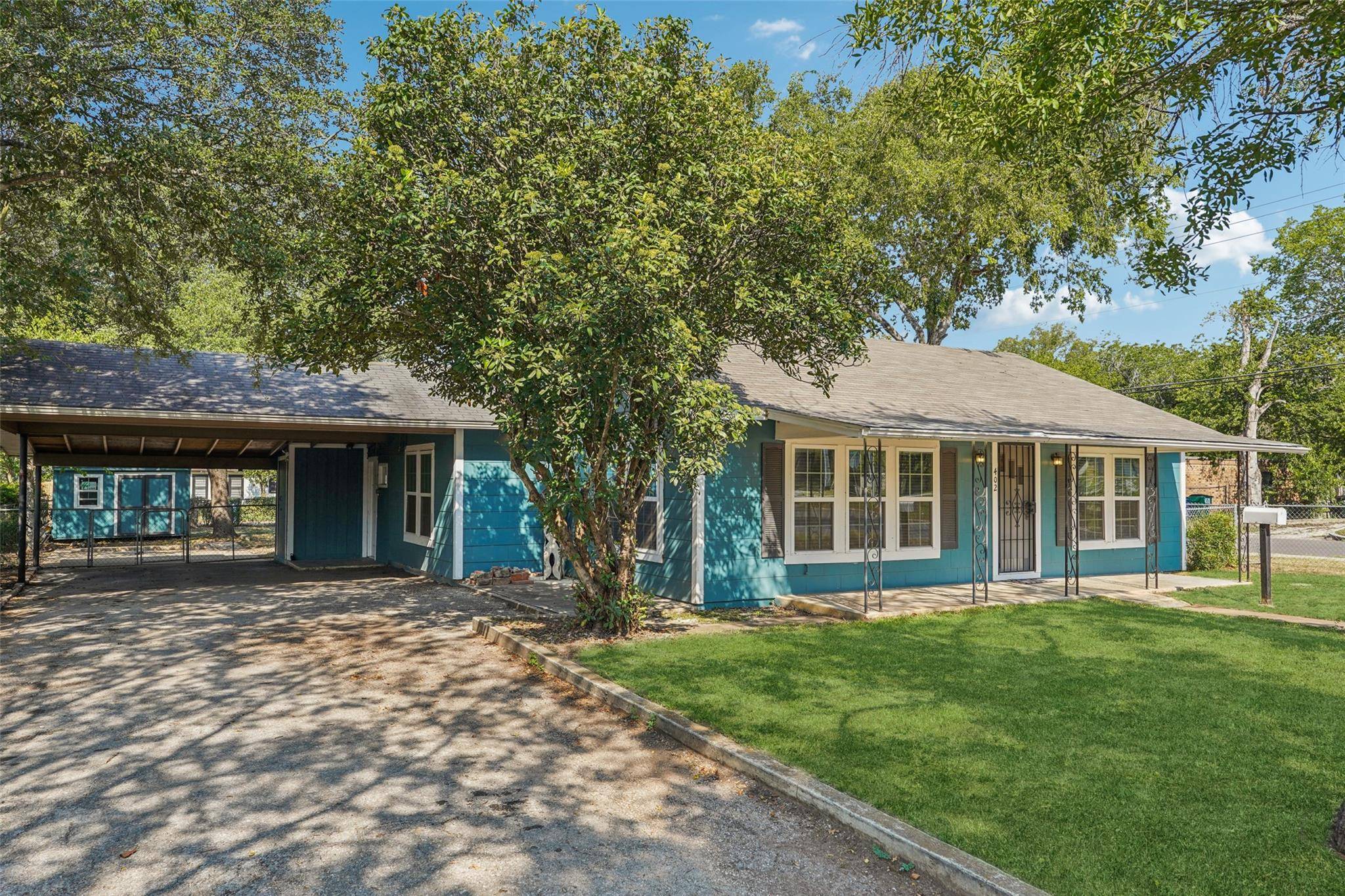 402 Burges ST, Seguin, TX 78155