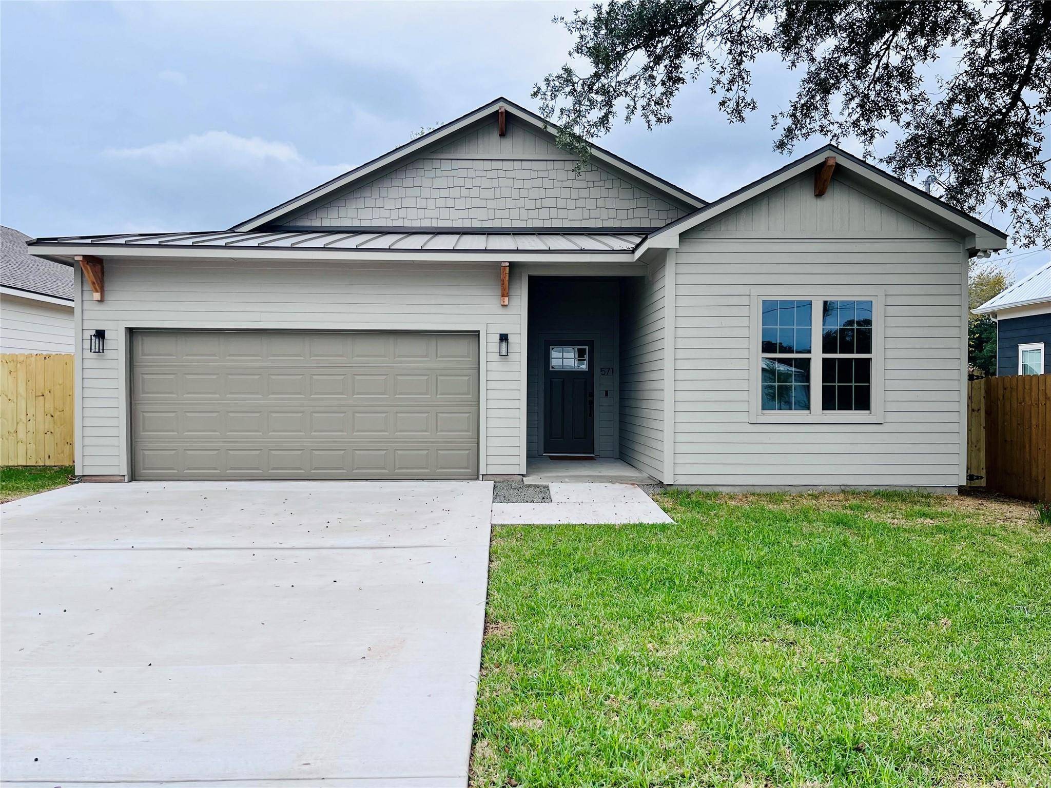 571 N Leon ST, Giddings, TX 79842