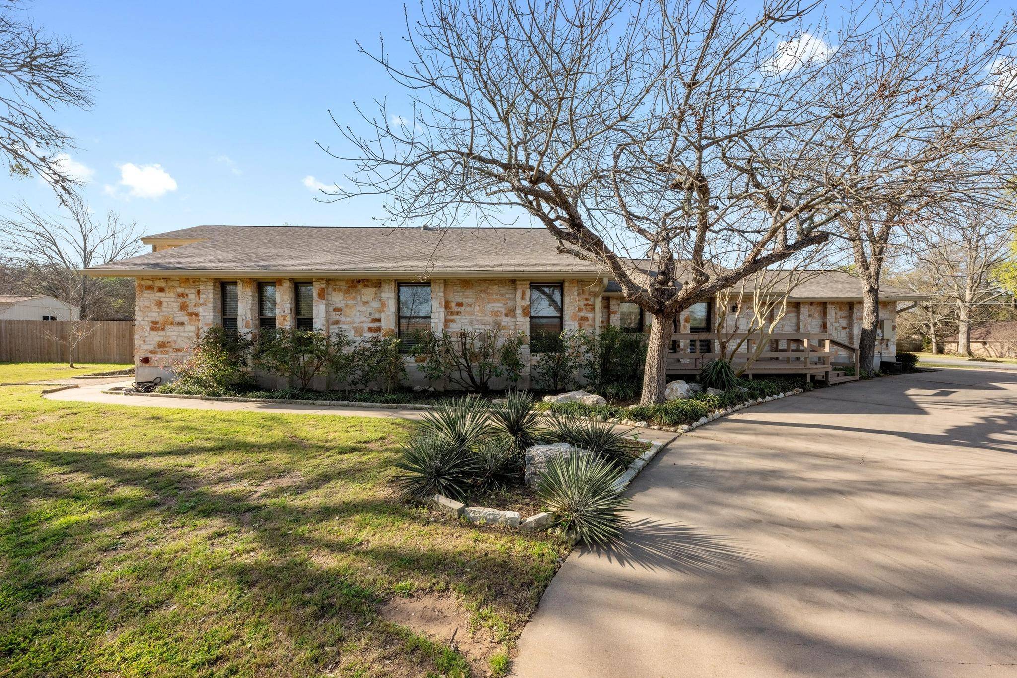 201 Caracara DR, Buda, TX 78610