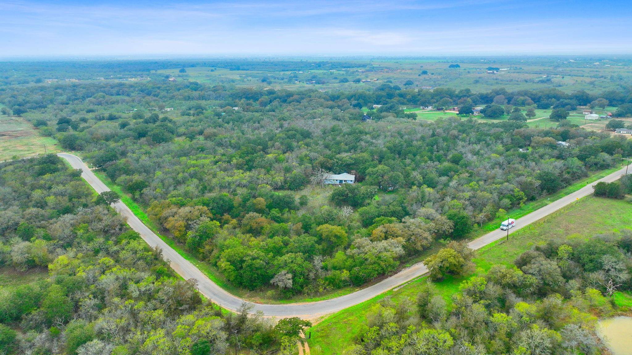 1052 Bugtussle LN, Luling, TX 78648
