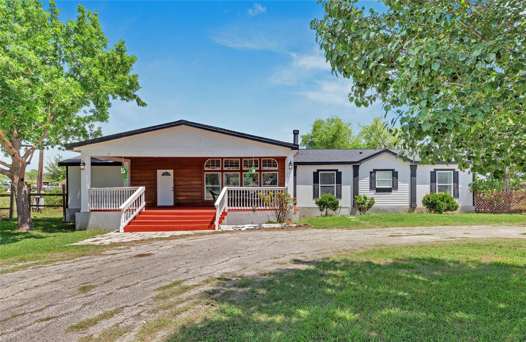 313 Rolling Meadows LN, Kyle, TX 78640