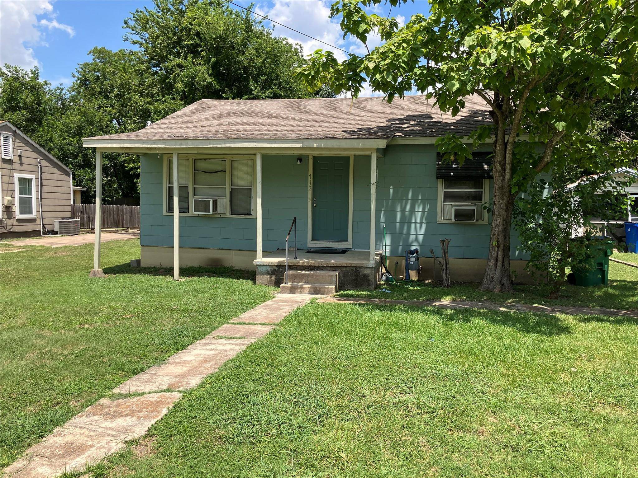 712 Lizzie ST, Taylor, TX 76574